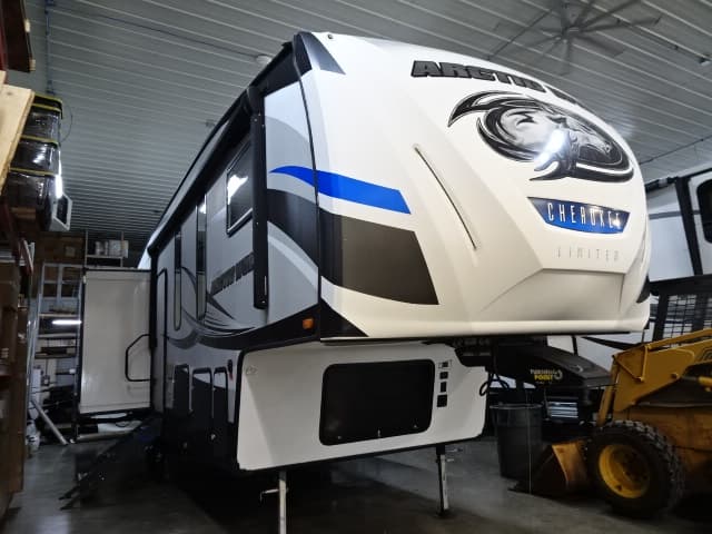 2018 Cherokee Arctic Wolf 295QSL