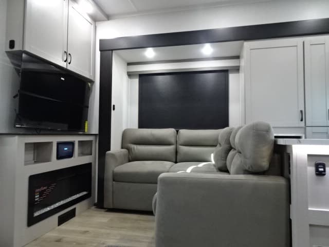 2026 Jayco 2026 Jayco Seismic Toy Hauler - thumbnail 35